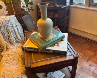 Traditional Leather-Topped Mahogany End Table with Single Drawer