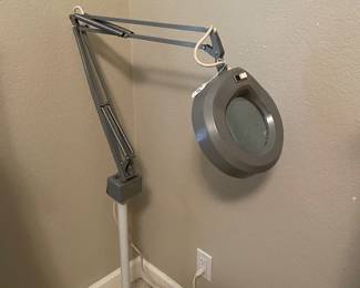 Magnifying lamp