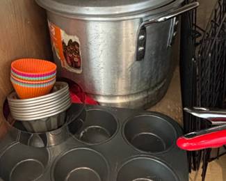 Assorted Bakeware and Cookware Set