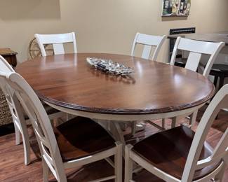 Great Kitchen Table w/ 6 chairs - and leaves 