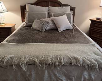 Qn Bed, Linens 