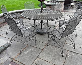 Patio Table w/ Chairs - Umbrella 