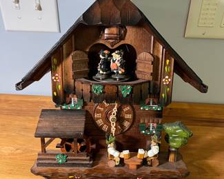 H42 - $180. VTG BlackForest Handcrafted Chalet Cuckoo Clock. Made in Germany by Hones. 