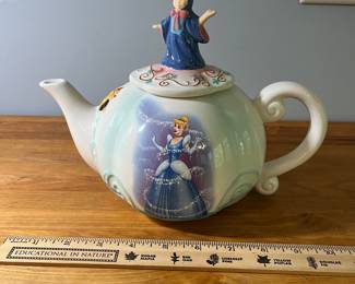 H41 - $20. VTG Westland Disney Cinderella Carriage Teapot. #19593. Has some crazing. Measure 8" T