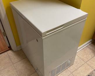 H25 - $100. GE 5.0 Cu. Ft. Manual Defrost Chest Freezer. Model #FCM5SUCWW.  Works great!