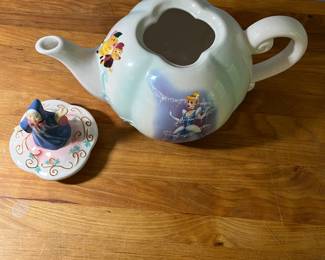 H41 - $20. VTG Westland Disney Cinderella Carriage Teapot. #19593. Has some crazing. Measure 8" T