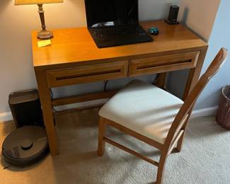 H6 - $150. Thomasville Desk. Measures 42 W x18 D x 30 T. Very good condition - has one small water ring - see photos. 