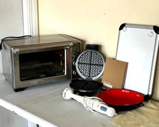 KKS016- Toaster Oven & Miscellaneous Kitchen Items 