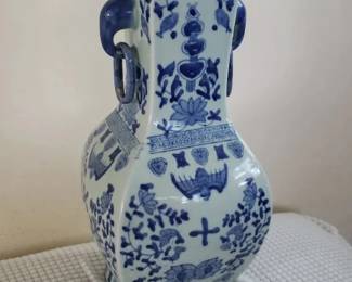 KKS030- Chinese Style Blue And White Elephant Head Vase