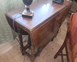 Drop leaf table