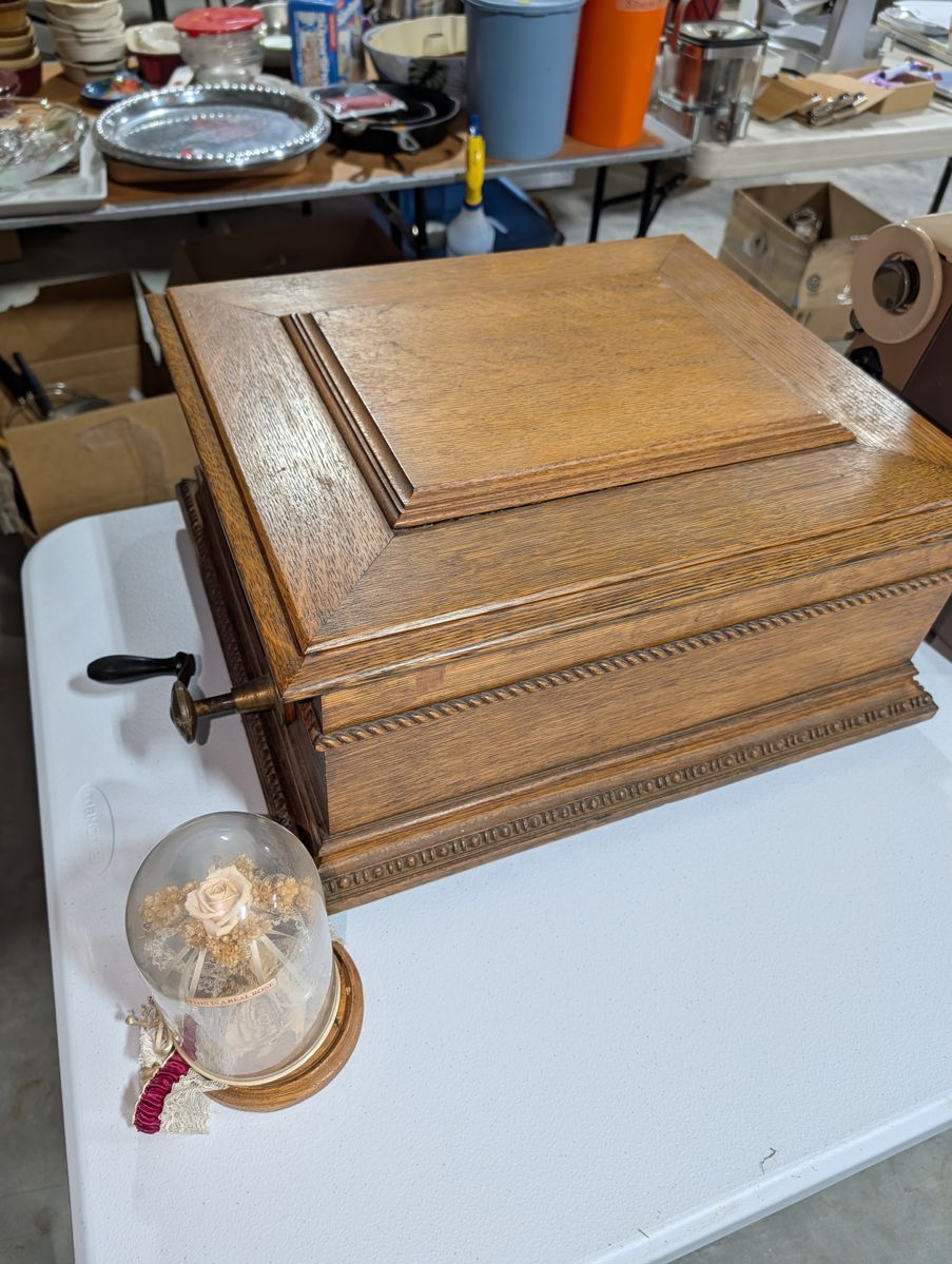 Antique music box lots of disc