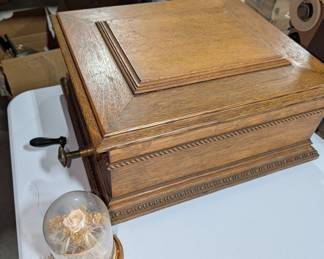 Antique music box lots of disc