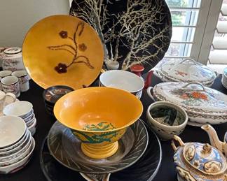 Assorted Japanese and Chinese Porcelain Dinnerware and Serveware third image