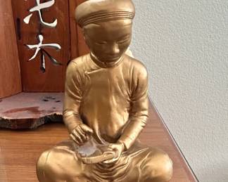 Vintage Austin Productions Scholars Figurine Set with Wooden Display second image