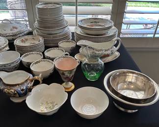 Assorted Japanese and Chinese Porcelain Dinnerware and Serveware second image