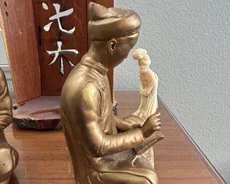 Vintage Austin Productions Scholars Figurine Set with Wooden Display third image