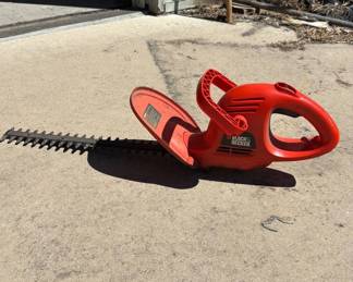 Lot #95 Black & Decker TR1700 Electric Hedge Trimmer 17-Inch Blade 2.4A Corded