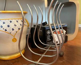 Atomic magazine rack