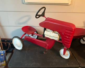 VINTAGE TOY PEDDLE TRACTOR. REPAINTED