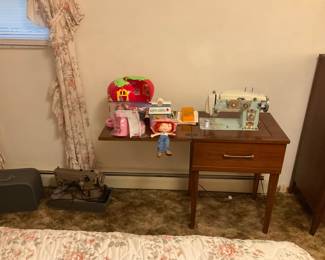 SINGER SEWING MACHINE. WORKS GREAT