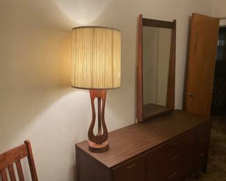 MID CENTURY LAMP.