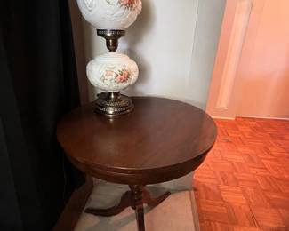 DRUM TABLE AND GONE WITH THE WIND LAMP
