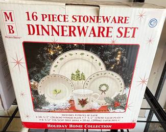 MerryBrite 16 Piece Stoneware Holiday Dinnerware Set