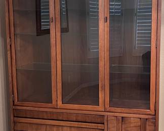 Lane Mid Century Modern Walnut China Cabinet w Lights