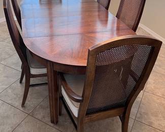 Dining Table w 2 Leaves, 2 Arm Chairs and 4 Side Chairs 