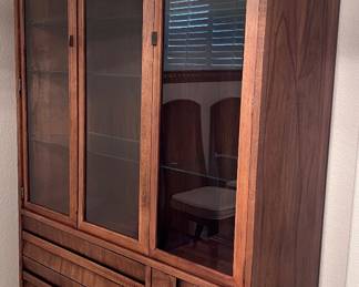 Lane Mid Century Modern Walnut China Cabinet w Lights