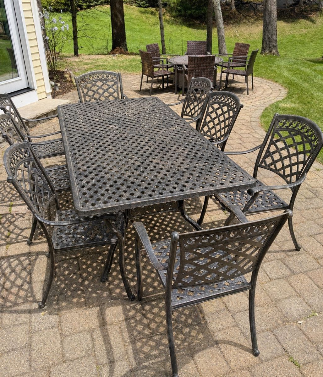 Rectangular patio table with 8 chairs & cusions