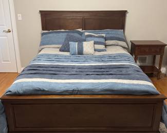 Queen bed (no boxspring & mattress)