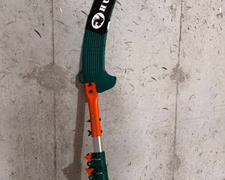 Hunker extending tree limb saw
