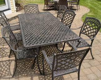 Rectangular patio table with 8 chairs & cusions