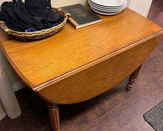 Drop-leaf table.