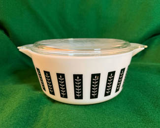 Lot 51: vintage 1961 Pyrex Gourmet "Black Leaf" 2.5 Quart Casserole Dish
