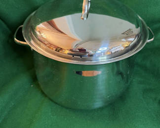 Lot 29: Belgique 11qt stockpot