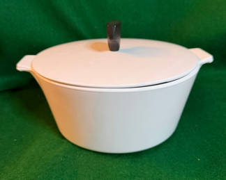 Lot 50: Vintage Corning Ware 4 Pint Buffet Server