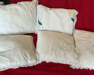 Lot 21: White embroidered linens set (pillowcases, napkins, runners)