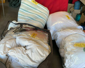 Lot 73: Double-size Bedding Set with Mattress cover, Down comforter and bedspread