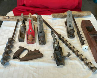 Lot 61: Collection of vintage woodworking hand tools