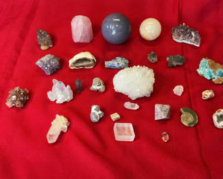 Lot 57: Assorted crystals and mineral specimens