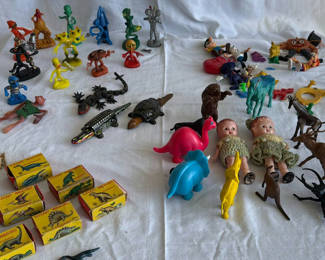 Lot 31: Small Vintage Toys and Collectibles