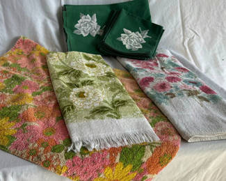 Lot 36: Floral towels and napkins set