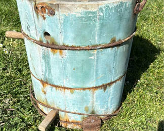 Lot 34: Vintage White Mountain 6-Quart Butter Churn with Hand Crank