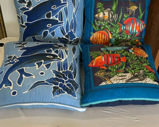Lot 27: Four Washable Cover Throw Pillows