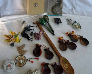 Lot 80: Assorted travel souvenirs and wooden crafts