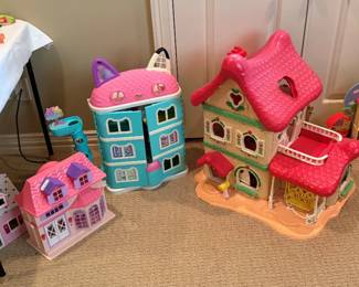 So many doll houses!