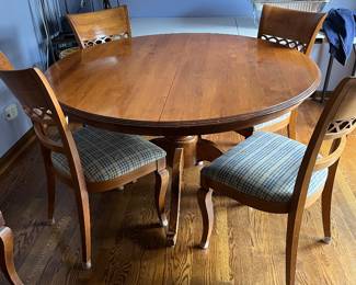 round kitchen table and chairs