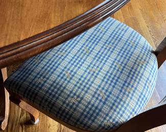 round kitchen table and chairs